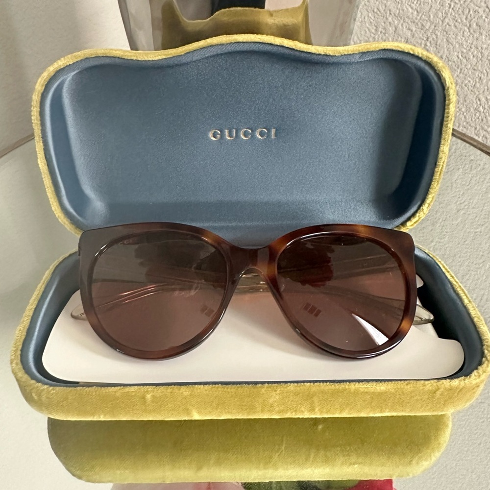 *SOLD* AUTHENTIC GUCCI SUNGLASSES
